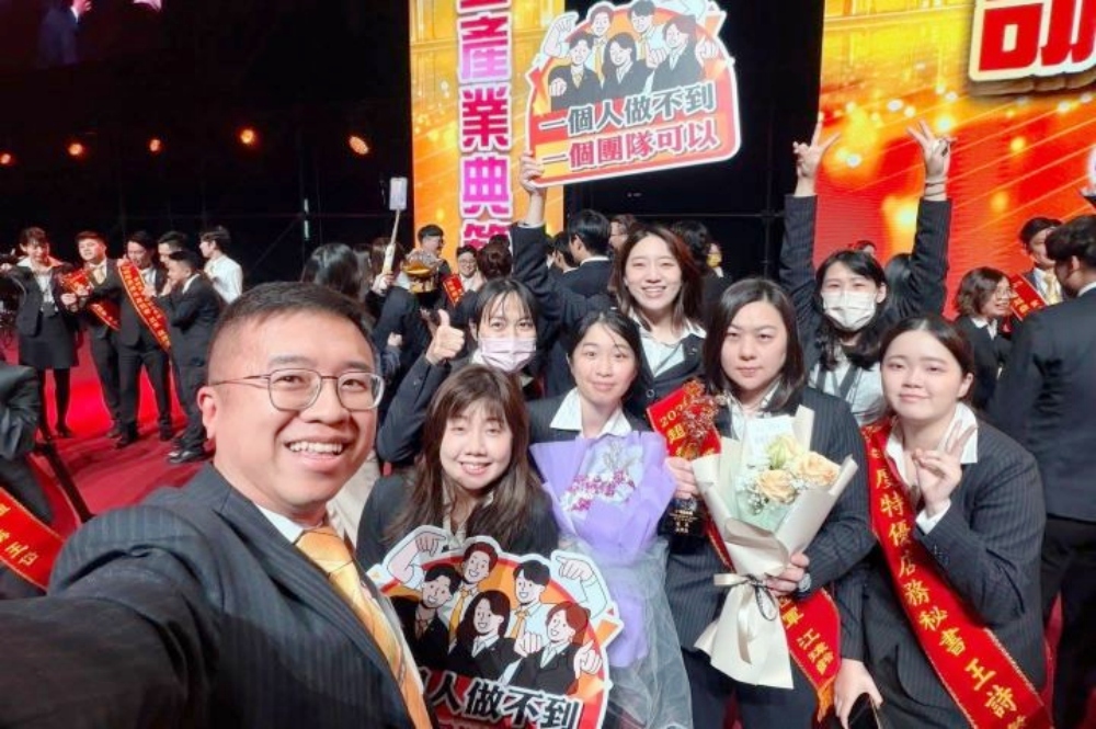 01%E5%9C%A8%E6%B0%B8%E6%85%B6%E6%88%BF%E5%B1%8B%E7%9A%84%E5%9C%98%E9%9A%8A%E5%90%88%E4%BD%9C%E6%96%87%E5%8C%96%E4%B8%8B%EF%BC%8C%E6%B1%9F%E7%91%8B%E9%BD%A1%E5%89%8D%E6%8E%92%E5%8F%B32%E6%89%BE%E5%88%B0%E8%87%AA%E5%B7%B1%E7%9A%84%E6%9C%8D%E5%8B%99%E6%96%B9%E6%B3%95%EF%BC%8C%E6%88%90%E5%8A%9F%E8%B3%BA%E5%8F%96%E9%AB%98%E8%96%AA