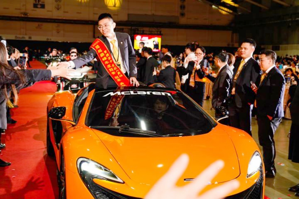 04%E6%B0%B8%E6%85%B6%E6%88%BF%E5%B1%8B2025%E5%B9%B4%E5%BA%A6%E6%A5%AD%E7%B8%BE%E5%86%A0%E8%BB%8D%E5%90%B3%E6%94%BF%E9%99%BD%E5%88%86%E4%BA%AB%EF%BC%8C%E6%B0%B8%E6%85%B6%E6%88%BF%E5%B1%8B%E7%9A%84%E8%AA%A0%E5%AF%A6%E5%93%81%E7%89%8C%E6%98%AF%E5%B9%AB%E5%8A%A9%E4%BB%96%E6%8B%89%E8%BF%91%E8%88%87%E5%AE%A2%E6%88%B6%E4%B9%8B%E9%96%93