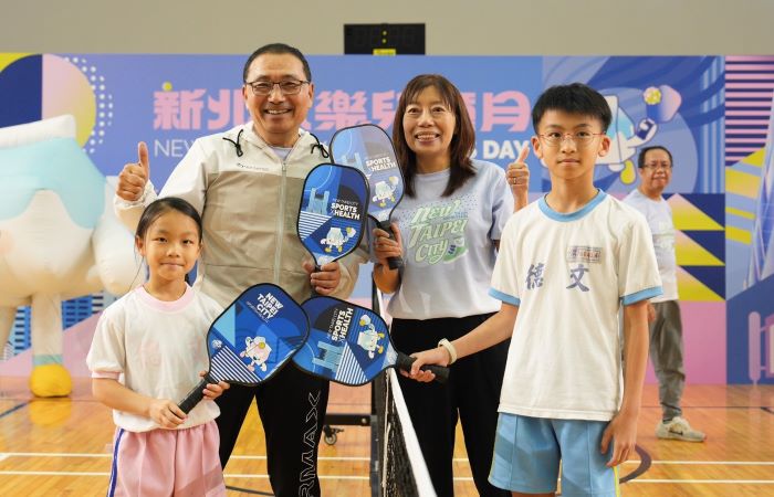 動健康喝營養玩學習 新北兒童節幸福體驗再升級 8 《圖說》市長侯友宜與學童揮拍互動,氣氛熱絡右右。〈教育局提供〉