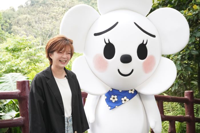《圖說》客家局長劉冠吟與桐花祭最萌吉祥物「發桐醬」桐樂。〈客家局提供〉