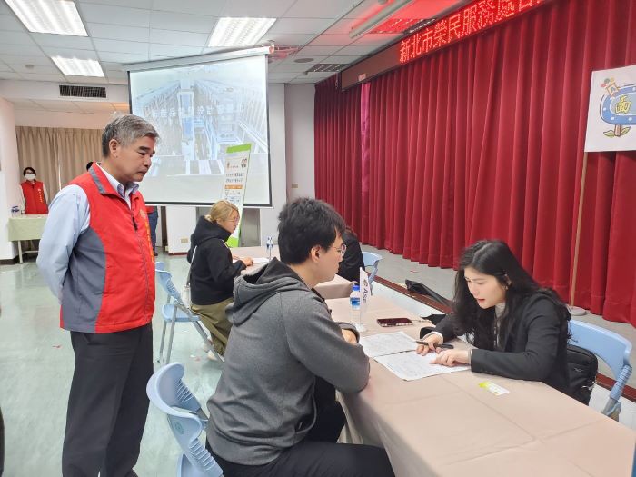 《圖說》新北榮服處長林振生關懷退除役官兵求職情形，展現對官兵就業服務的重視。〈新北榮服處提供〉