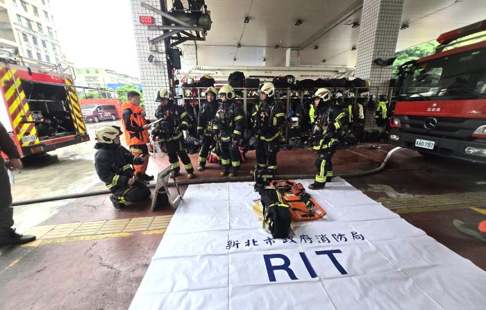 《圖說》強化消防人員在火場極端環境下的自救與互救能力,新北消第一大隊今日辦理「RIT(Rapid Intervention Team)快速救援小組」進階複訓。〈第一大隊提供〉