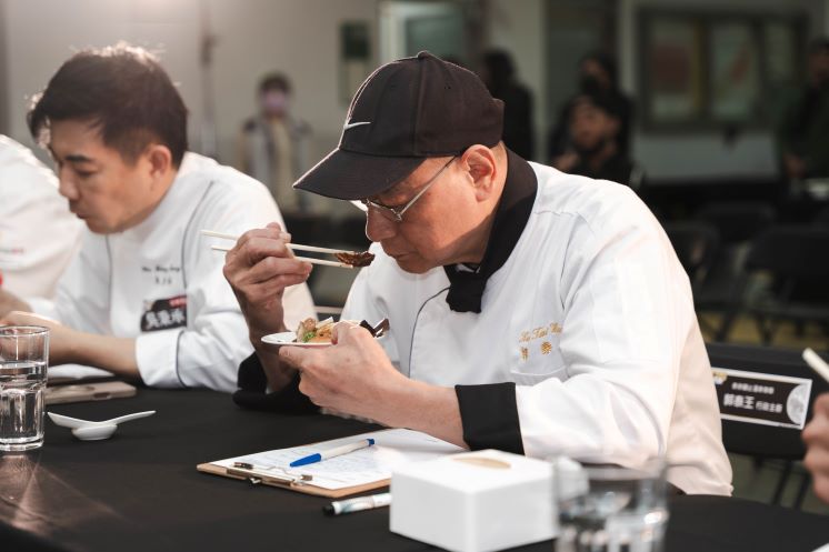 《圖說》此次賽制採公平、公正的「盲吃評比」機制進行料理較勁，評審於不揭露店家資訊的情況下品評，專注於風味、口感與整體呈現，回歸料理本質。〈經發局提供〉