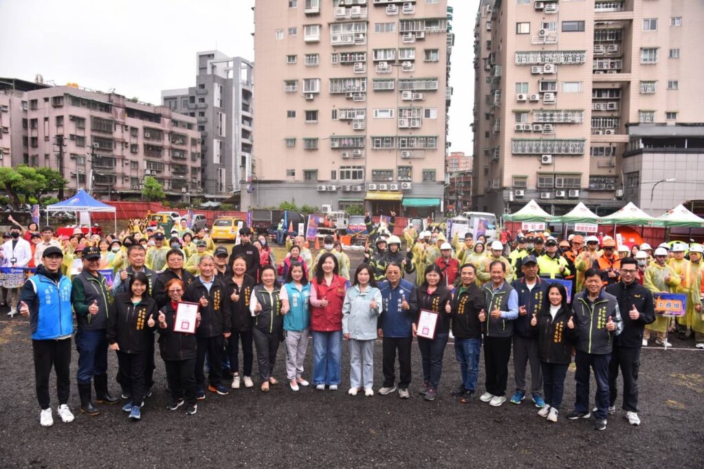 公私協力築起安全防護網! 區長楊薏霖親自領軍 模擬颱洪地震實戰提升全民防災韌性 4 1243234