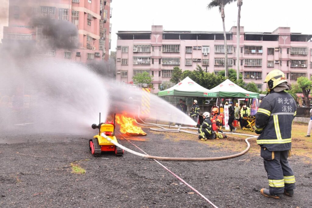 公私協力築起安全防護網! 區長楊薏霖親自領軍 模擬颱洪地震實戰提升全民防災韌性 6 1243235