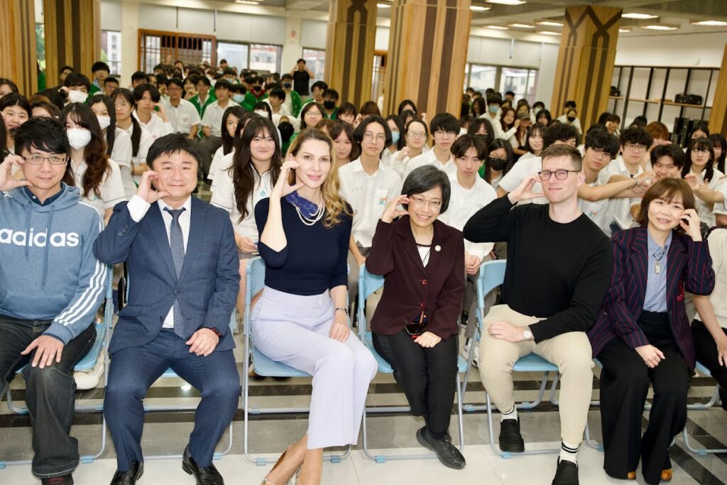 蘭若馨代表與樟樹實中師生合影留念 1