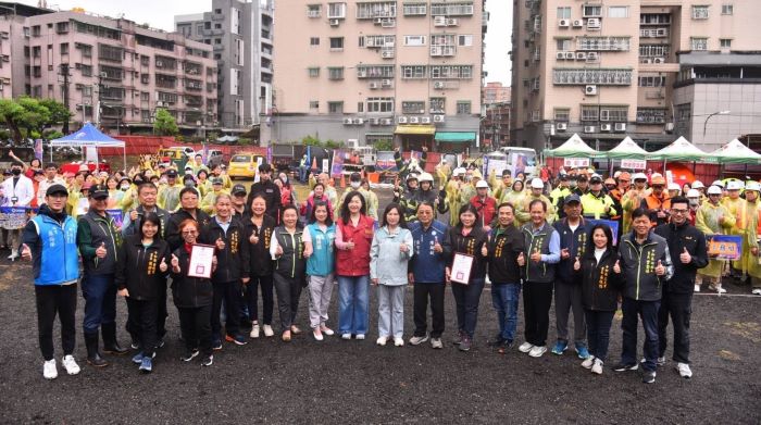 《圖說》中和區公所「颱洪暨地震複合式災害防救演練」合影，前排中紅背心者為區長楊薏霖。〈中和區公所提供〉