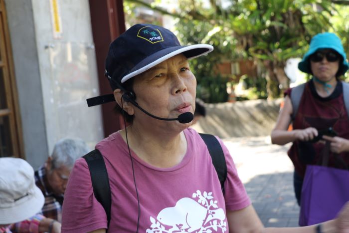 《圖說》礦工的女兒楊桂馨對稱為「黑金」的煤礦充滿了愛恨情仇 她為遊客導覽菁桐女路非常深入到味。〈社會局提供〉