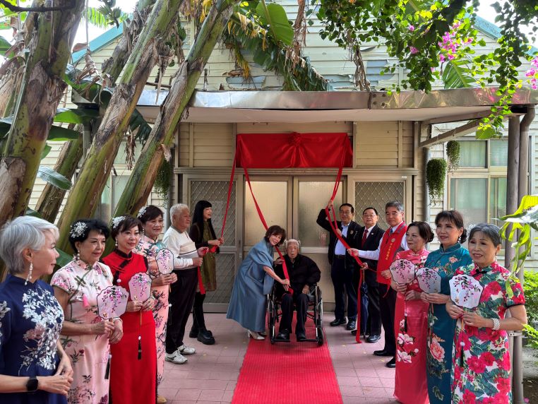 《圖說》板橋榮家主任陳桂美與長輩為結合藝文與休憩功能的咖啡空間「幸福小棧」揭幕。〈板橋榮家提供〉