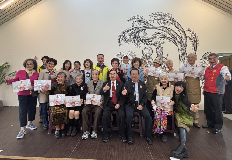 《圖說》板橋榮家服務團隊與幸福小棧志工長輩合影。〈板橋榮家提供〉