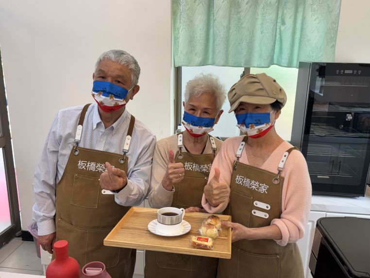 《圖說》專業服務的志工長輩。〈板橋榮家提供〉
