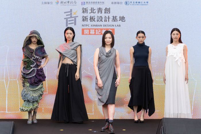 《圖說》青年局長邱兆梅（圖中）與4位模特兒共同演繹永續材料的服裝設計。〈青年局提供〉