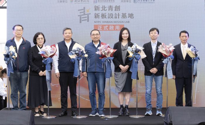 《圖說》新板設計基地由板橋區長陳奇正、織品學院院長何兆華、輔大校長藍易振、市長侯友宜、青年局長邱兆梅、財政局長陳榮貴、城鄉局副局長邱信智（左起）共同開幕。〈青年局提供〉