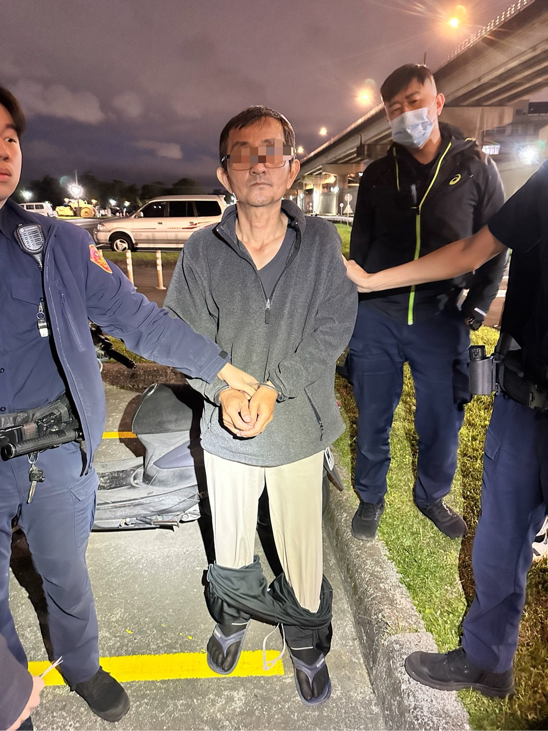 鎖定堤外停車場下手 板橋警埋伏蒐證逮50歲竊嫌 11 《圖說》現場攔捕犯嫌。〈板橋分局提供〉