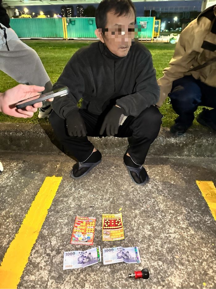 鎖定堤外停車場下手 板橋警埋伏蒐證逮50歲竊嫌 12 《圖說》落網的林姓男子及現場並查扣多項疑似贓物。〈板橋分局提供〉