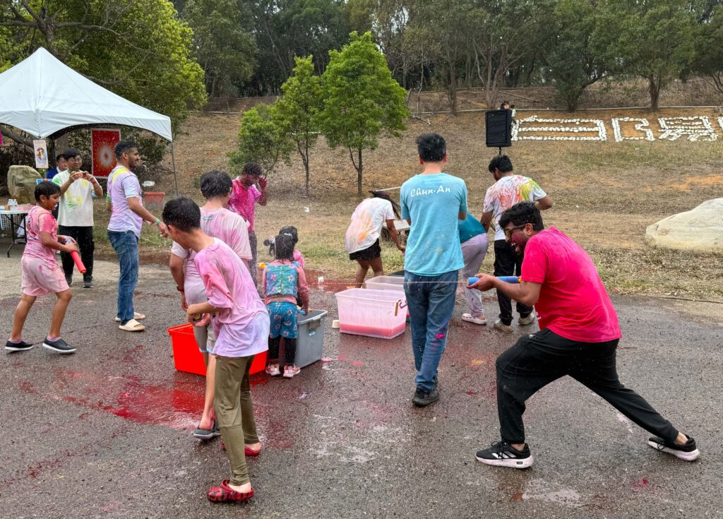 嗨翻白陽山 台中Holi色彩節登場 4 參加者以顏料水球及水槍互相噴灑歡慶印度傳統慶典 0