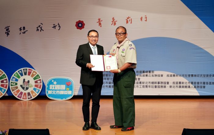 多元領域發光發熱 新北表揚132位優秀青年 37 《圖說》侯友宜市長頒獎獲頒代表泰山國中賀楚彎老師,肯定其帶領學生深入社區服務,培養學生服務精神。〈青年局提供〉