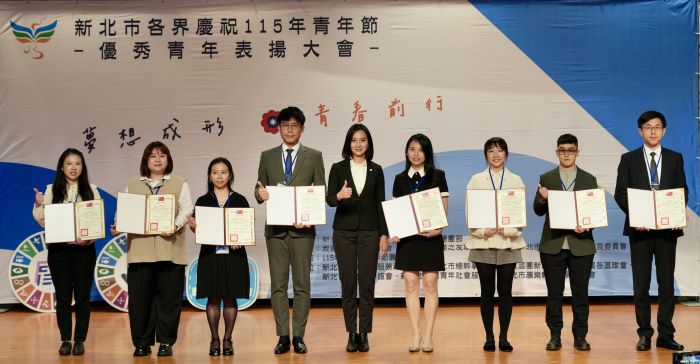 多元領域發光發熱 新北表揚132位優秀青年 38 《圖說》青年局長邱兆梅出席115年青年節優秀青年表揚大會,頒獎予社會組優秀青年。〈青年局提供〉
