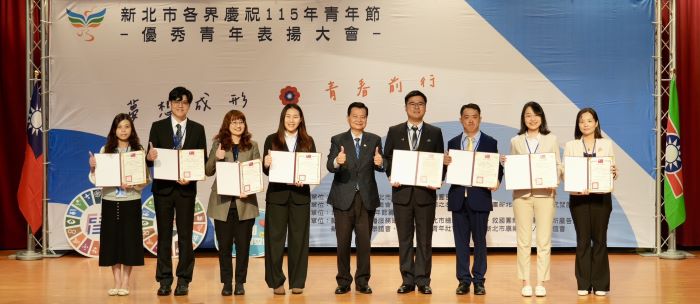 多元領域發光發熱 新北表揚132位優秀青年 39 《圖說》新北優秀青年陳懷德(右3)獲表揚,肯定其突破自身限制以專業回饋社會。〈青年局提供〉