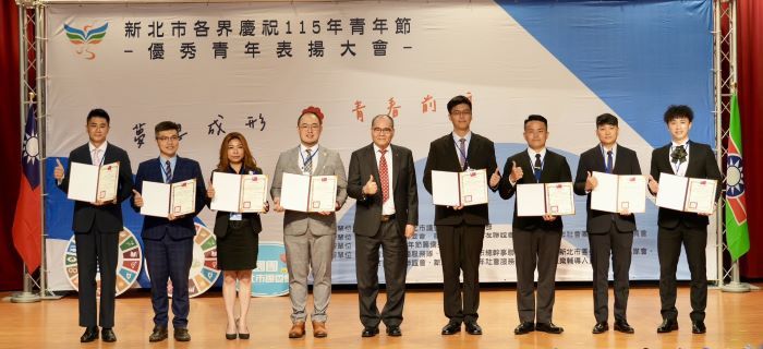 多元領域發光發熱 新北表揚132位優秀青年 40 《圖說》新北優秀青年陳鍾政龍(右1)獲表揚,肯定在體育與公共服務領域並進的卓越表現。〈青年局提供〉