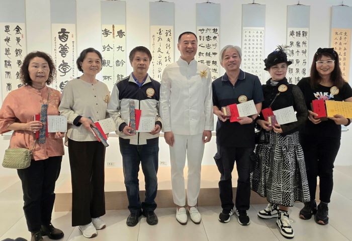 《圖說》和氣大愛基金會創辦人周瑞宏教授（中）與全國書法比賽長青組前三名得獎人合影留念。〈主辦單位提供〉