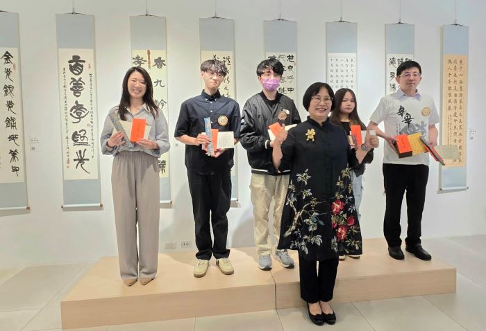 《圖說》和氣大愛文教基金會董事長段傳芬（前）與大專社會組前三名得獎人合影留念。〈主辦單位提供〉