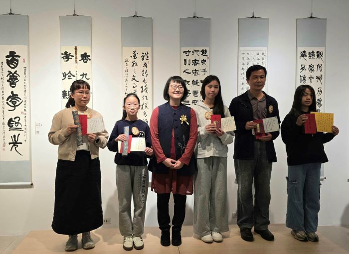 《圖說》澹廬文教基金會董事長，也是知名女書法家的連瑞芬老師（左三）頒獎給國小高年級組前三名得獎人後合影留念。〈主辦單位提供〉