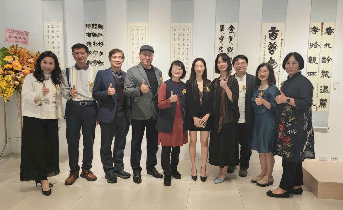 《圖說》擔任全國書法比賽的評審團，在展場與主辦單位合影。〈主辦單位提供〉