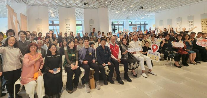 《圖說》出席「全國書法比賽成果展暨孫端吉教授墨藝展」開幕式活動的各界貴賓與全省參展代表師生家長，齊聚一堂，開心合影留念並見證歷史。〈主辦單位提供〉七