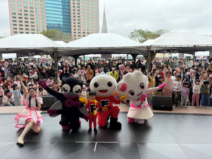 《圖說》活動現場邀請孩子們的偶像FOOD超人帶動跳。〈社會局提供〉