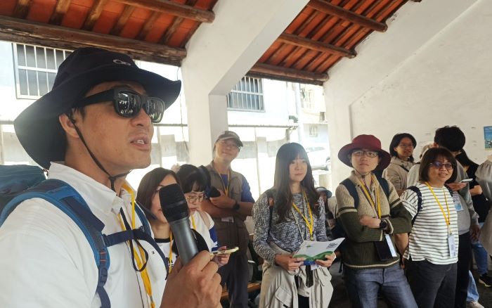 《圖說》青春小伴旅協助教師掌握設計重點，並學習將在地素材轉化為教學內容---課程結束進行教師分享回饋。〈教育局提供〉