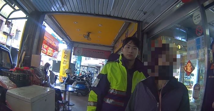 《圖說》八旬婦人疑似迷途呆坐店內，中和警助返家化解一場驚魂。〈中和分局提供〉