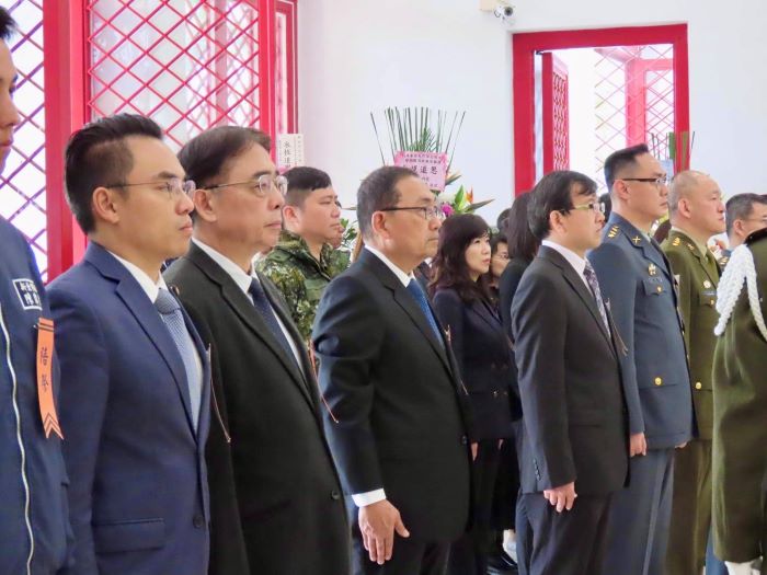 新北329舉行春祭大典 白玫瑰取代焚香致敬英靈 5 《圖說》市長侯友宜帶領市府團隊、軍警消代表及烈義士家屬約300人共同參與,右三為民政局長林耀長。〈民政局提供〉