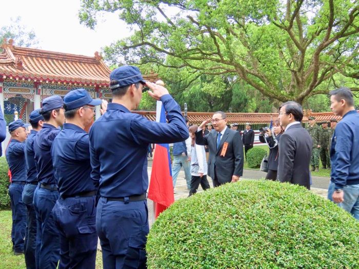 新北329舉行春祭大典 白玫瑰取代焚香致敬英靈 7 《圖說》典禮結束後,市長侯友宜向與祭人員敬禮致意。〈民政局提供〉