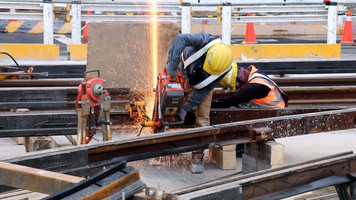 《圖說》淡海線二期先期工程優先鋪軌。〈捷運局提供〉