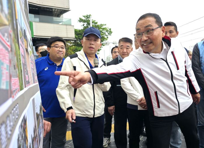 《圖說》侯友宜市長(右一)視察淡水區中正路二段51巷人行道工程改善成果。〈工務局提供〉