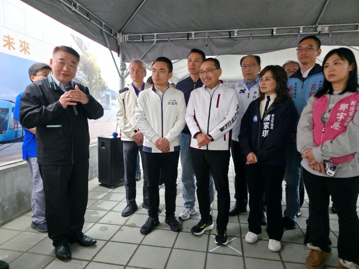 淡江大橋5月將通車 道路拓寬人行優化全面到位 6 《圖說》工務局長馮兆麟(左一)解說淡水區中正路二段51巷人行道、沙崙路附屬設施改善成果。〈工務局提供〉