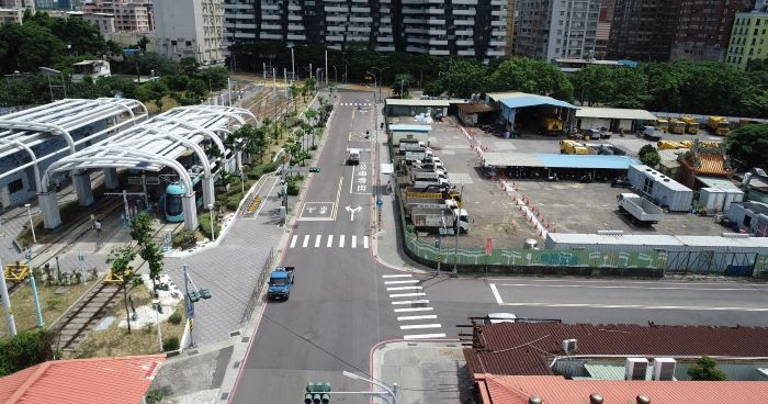 《圖說》新北市政府陸續完成淡水區中正路二段道路拓寬、沙崙路口優化改善工程，做好準備迎接淡江大橋通車。圖為中正路二段51巷改善前照片。〈工務局提供〉