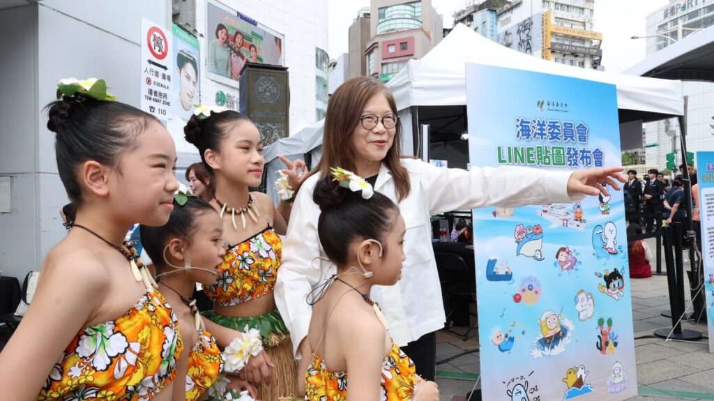 圖5管碧玲主委向「海洋奇緣」表演團體宜蘭岳明國中小學同學介紹海洋主題LINE貼圖