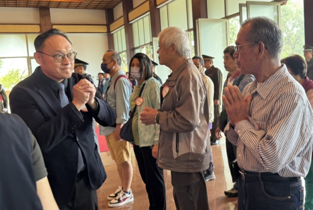 鄭副市長向烈士遺族代表拱手致意 0