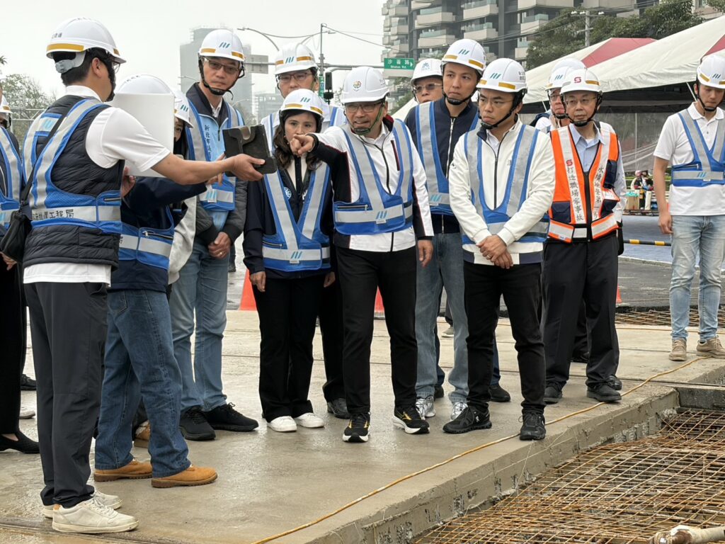 淡海線二期先期工程 無縫銜接淡江大橋 侯友宜:打造關鍵交通動脈 2 市長侯友宜視察鋪軌情形