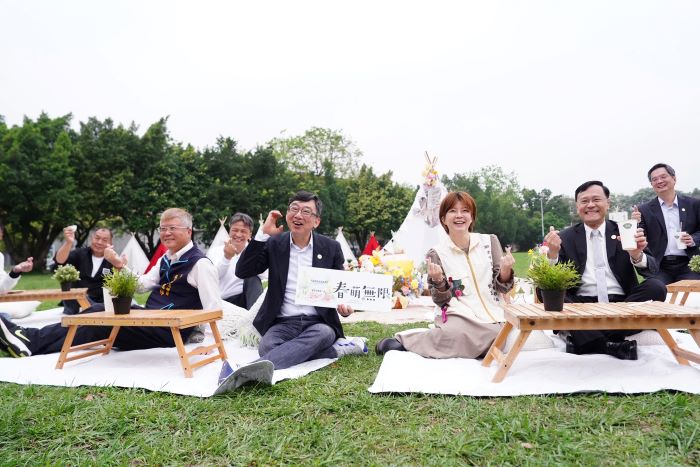 《圖說》2026三峽綠茶季透過春日野餐場域、親子互動體驗，將茶文化帶入校園與日常生活情境，提升整體活動的參與感與生活感，左二農業局長諶錫輝。〈農業局提供〉