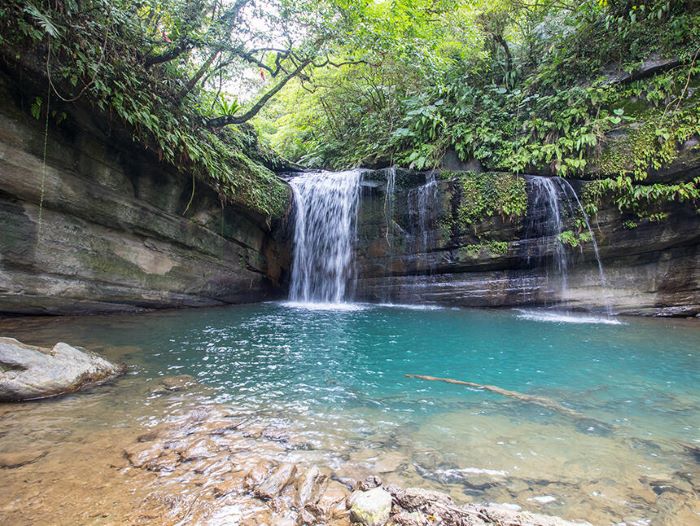 《圖說》平溪望古瀑布景致清新宜人，白天賞瀑、夜晚賞螢，展現山林多元魅力--圖為資料照。〈觀旅局提供〉