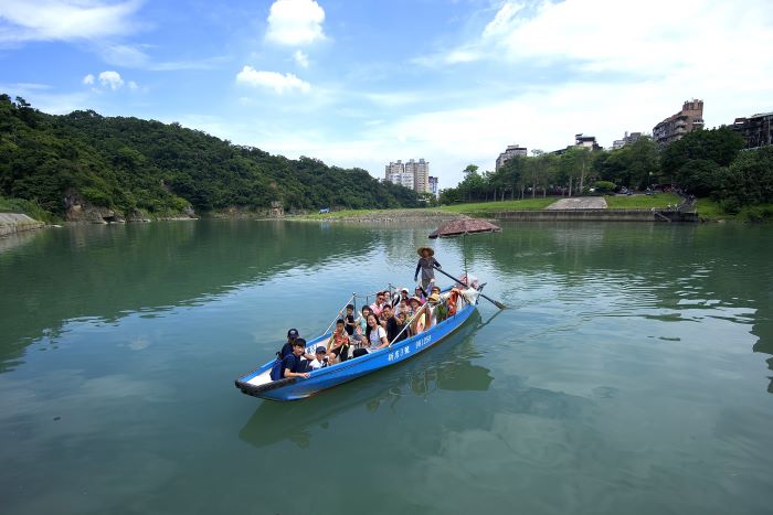 《圖說》新店碧潭擺渡賞螢，獨特生態旅遊體驗--圖為資料照。〈觀旅局提供〉