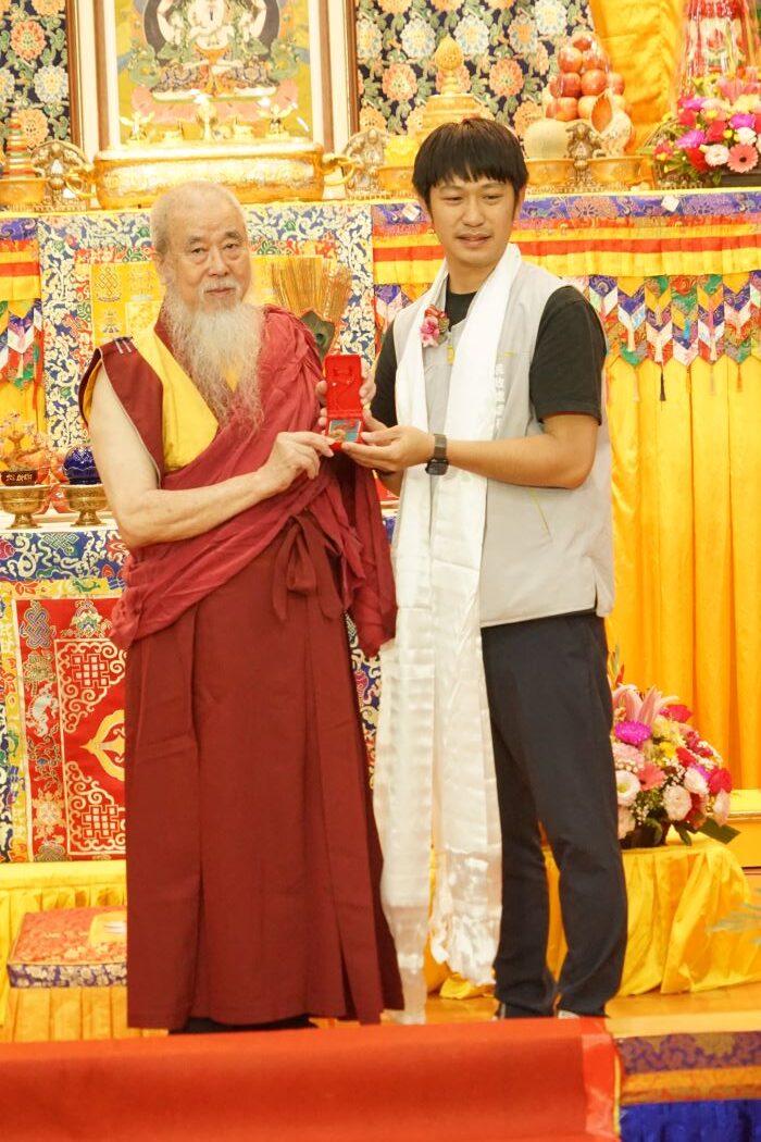 《圖說》世界佛教正心會於嘉義大學舉辦法會，該會指導金剛上師恆性嘉措仁波且致贈綠度母墜子給嘉義市政府民政處長楊張建南。〈世界佛教正心會提供〉