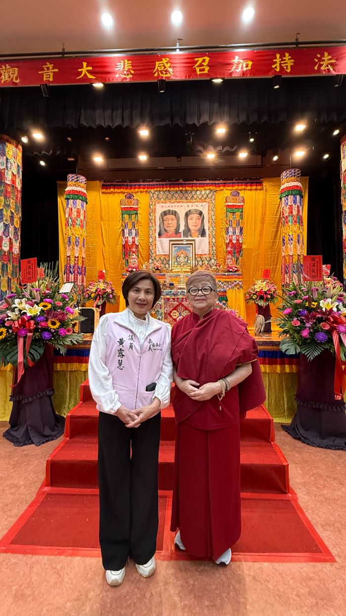 《圖說》世界佛教正心會於嘉義大學舉辦法會，黃露慧議員(左)特別蒞臨法會共同祈福。〈世界佛教正心會提供〉