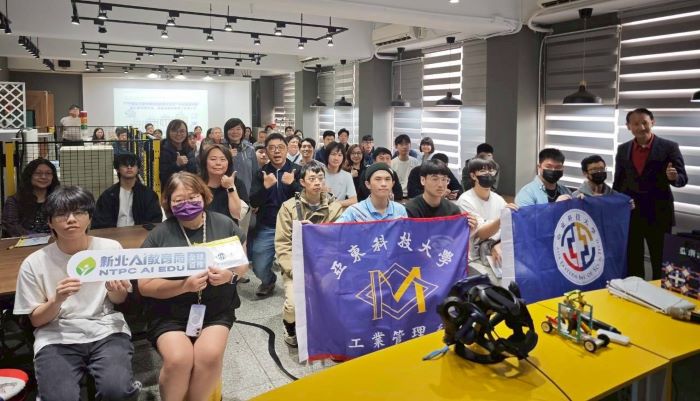 《圖說》新北市教育局、亞東科大及全體薦送金手獎獲獎師生合照。〈亞東科大提供〉