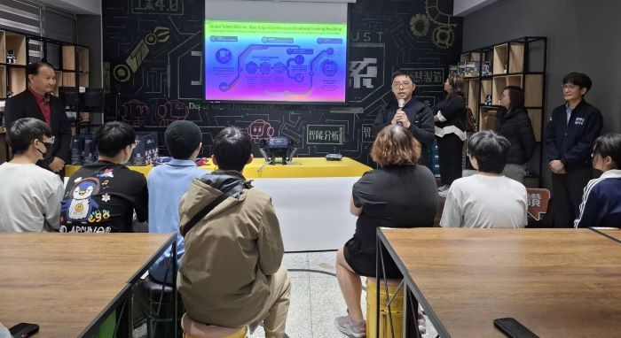 《圖說》新北市教育局技職教育科方祥州股長鼓勵學生並感謝亞東提供場地與師資。〈亞東科大提供〉