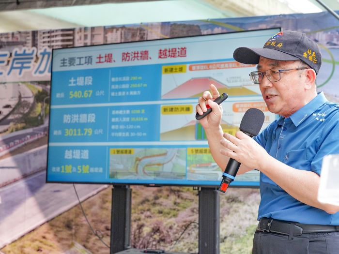 歷時三年告捷 新北二重疏洪道左岸加高完工 6 《圖說》水利局長宋德仁簡報說明疏左堤防加高工程施工過程。〈水利局提供〉