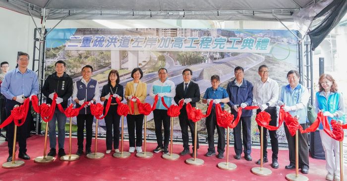 歷時三年告捷 新北二重疏洪道左岸加高完工 7 《圖說》侯友宜市長與水利署長林元鵬及立法委員、新北市議員共同為疏左堤防加高工程完工喝采。〈水利局提供〉